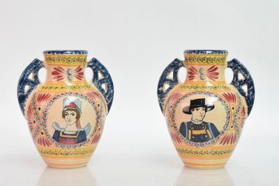 deux vases sur lesquels sont peintes des figures humaines