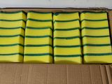 des pains de savon jaunes et verts dans une boîte en carton posée sur une table