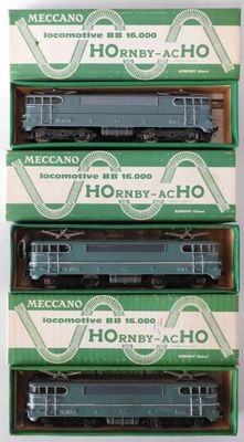 three boxed boxes of ho scale trains sitting on top of each other