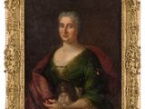 portrait d'une femme en robe verte tenant un chat dans ses bras