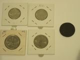 quatre types de pièces différents sont disposés sur une surface blanche