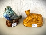deux figurines d'oiseaux assis l'un sur l'autre