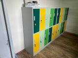 de nombreux casiers situés dans une pièce dotée d'un parquet