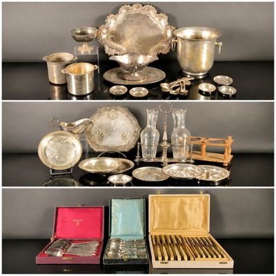 de nombreux types d'argenterie exposés sur une table