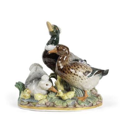 une figurine représentant un canard et un caneton assis sur un rocher