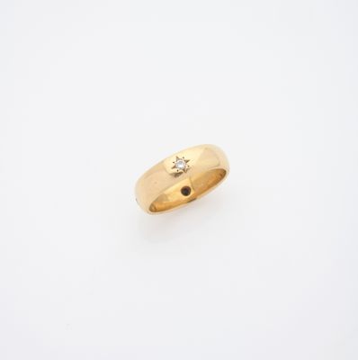 une bague en or jaune avec un diamant serti au centre