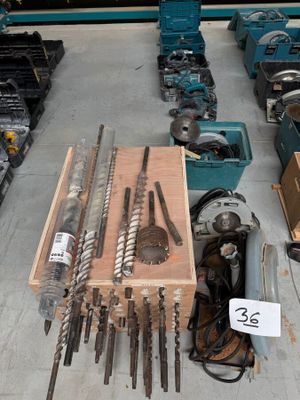 un grand nombre d'outils posés sur le sol