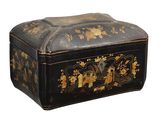une boîte noire et dorée ornée de fleurs et d'oiseaux