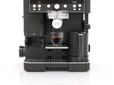 une image d'une machine à café noire sur fond blanc