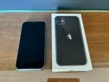 Un iPhone d'Apple est posé sur une table à côté d'une boîte.