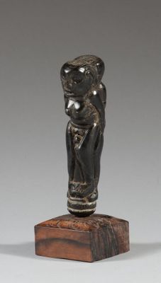 paire de figurines en bronze représentant un homme et une femme