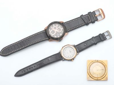 deux montres assises l'une à côté de l'autre sur une table