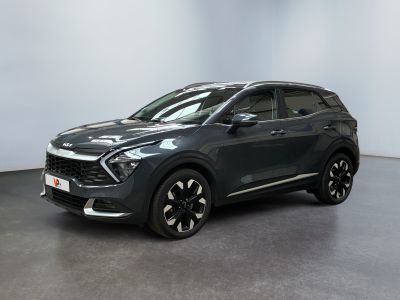 un SUV gris garé dans une pièce aux murs blancs