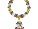 collier multicolore en perles avec pompon et pompon