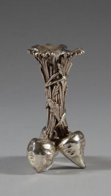 un vase en argent orné de deux cœurs