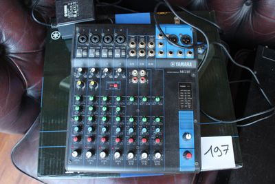 une console de mixage posée sur un fauteuil en cuir