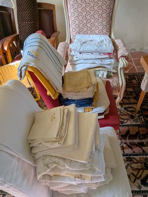 une pile de serviettes pliées posée sur une chaise dans un salon
