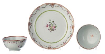 trois assiettes et un bol posés les uns à côté des autres
