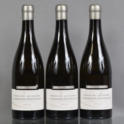 trois bouteilles de vin sont alignées sur une table
