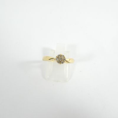 gros plan d'une bague en or sur fond blanc