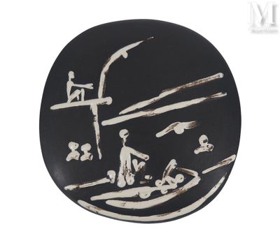 une assiette en noir et blanc sur laquelle figure l'image d'un homme sur un bateau