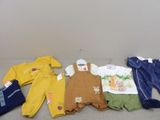 beaucoup de vêtements de bébé qui traînent par terre