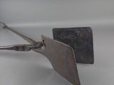 une paire de ciseaux posée sur une table