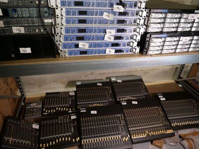 de nombreux types d'appareils électroniques dans le magasin