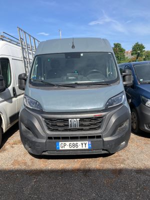 une camionnette argentée garée dans un parking