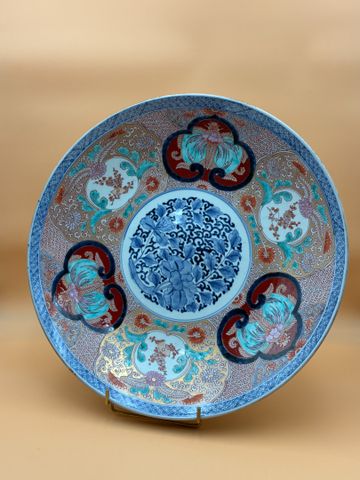 JAPON : grand plat creux en porcelaine Imari D : 47.5cms