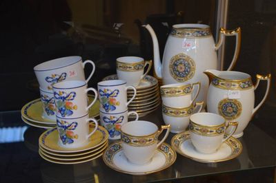 de nombreuses tasses et soucoupes posées sur une table en verre