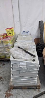 un tas de cartons et d'outils posés par terre
