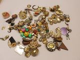 un tas de bijoux posé sur une table à côté d'une paire de ciseaux