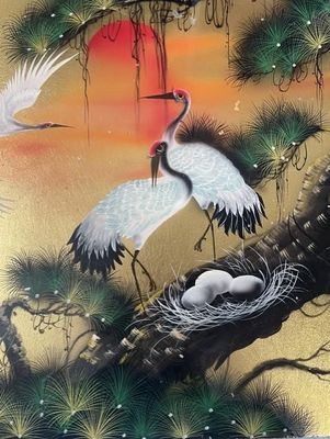 deux oiseaux perchés dans un nid sur un arbre