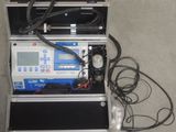 un boîtier contenant tout un tas de fils