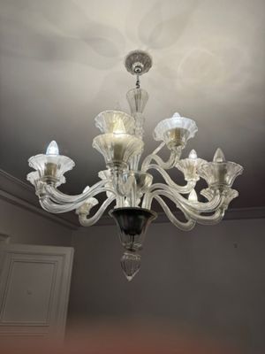 un lustre suspendu au plafond de la pièce