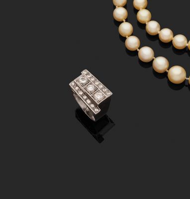un collier et une bague en perles et diamants