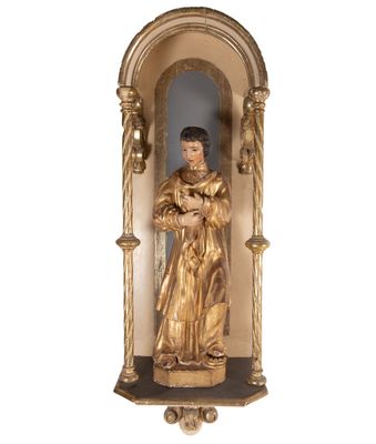 statue d'un homme vêtu d'une robe dorée, placée dans une niche