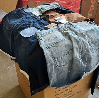 une pile de jeans posée sur une boîte en carton