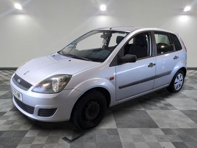 la photo d'une petite voiture argentée garée dans un garage