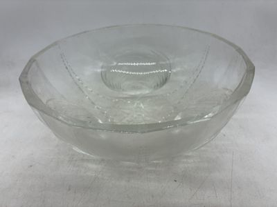 un bol en verre posé sur une table