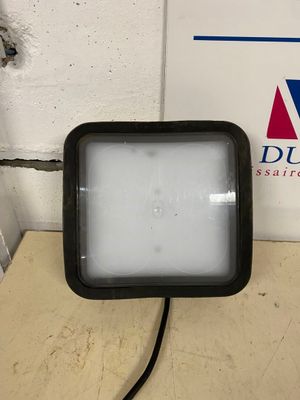 la photo d'une photo représentant une lampe posée sur une table
