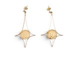 une paire de boucles d'oreilles en or en forme d'étoile