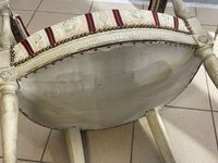 Paire de fauteuils en bois stuqué et laqué crème, les consol… (photo 5)
