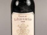 une bouteille de vin posée sur une table