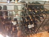 de nombreuses bouteilles de vin dans un casier en métal