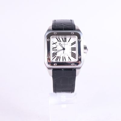 une image d'une montre avec des chiffres romains sur le cadran
