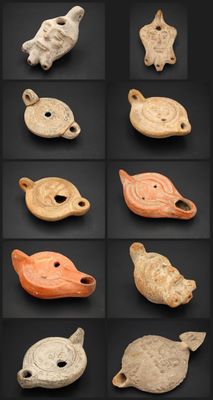 Plusieurs types d'objets en poterie sont exposés sur un fond noir