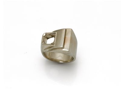 une image représentant une bague en argent sur fond blanc