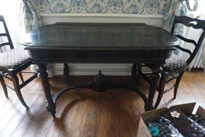 une table et des chaises dans une pièce avec fenêtre